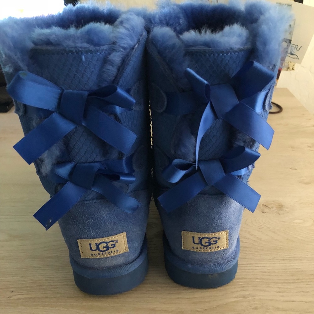 blue bow uggs
